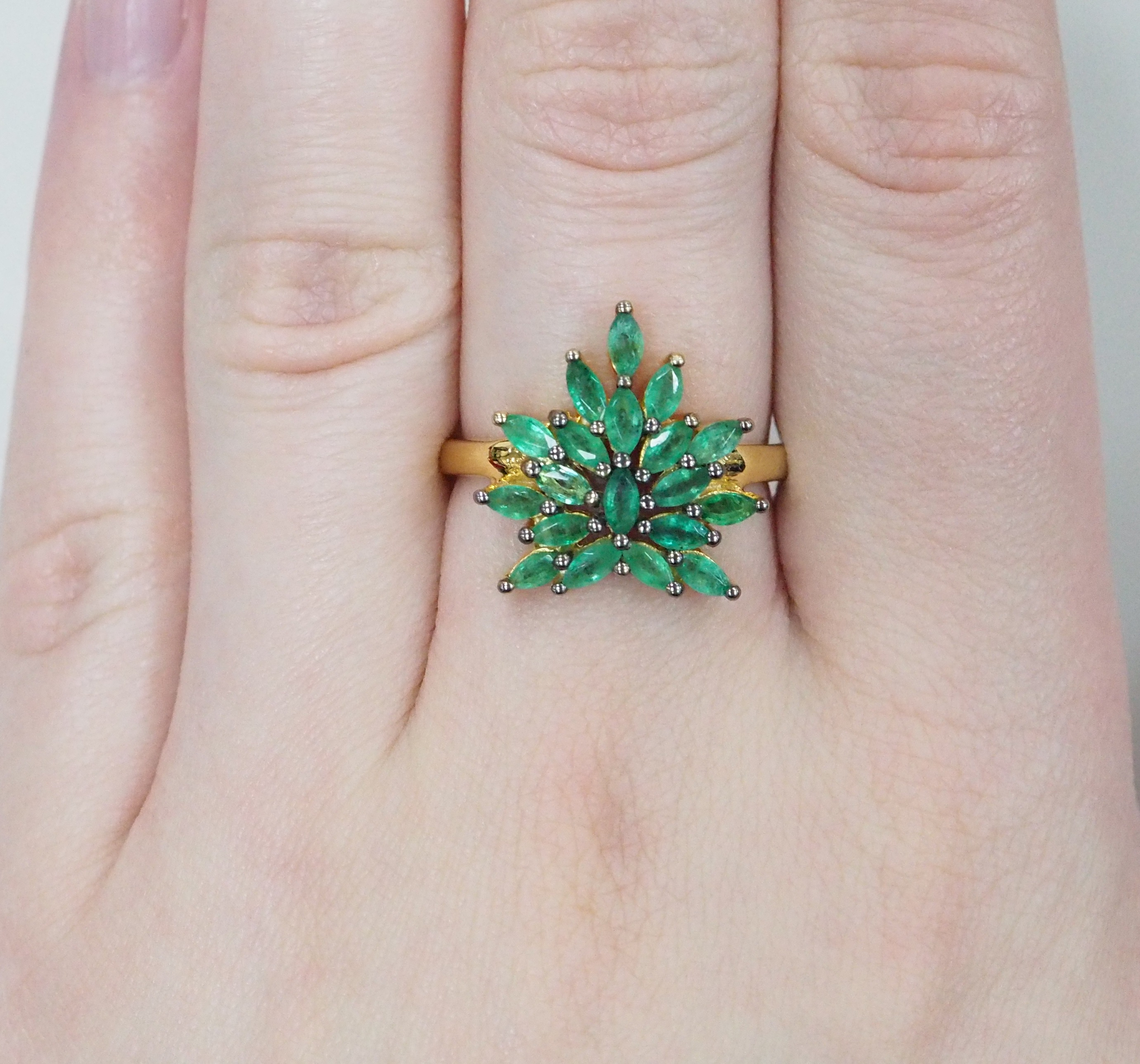 Серебряное кольцо с изумрудами